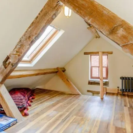 בית נופש The Cow House - In The Heart Of וויטבי