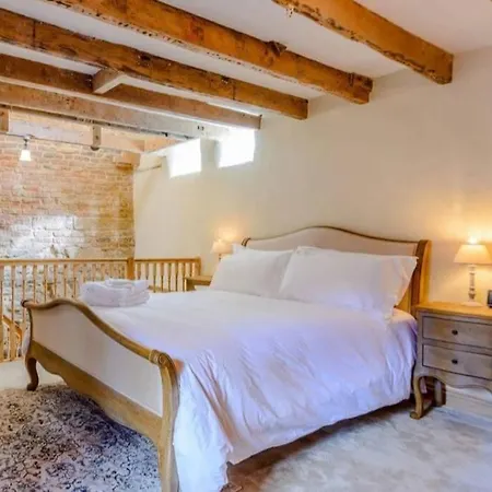 The Cow House - In The Heart Of בית נופש וויטבי